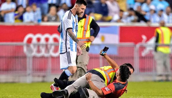 El icónico momento del hincha argentino, Kenneth Leiva, en busca de Lionel Messi. (Foto: Agencias)