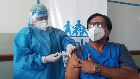 Como parte del proceso vacunación contra el COVID-19, el personal de la primera línea, asistencial, administrativo entre otros, vienen completando su proceso de inmunización (Foto: EsSalud)