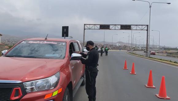 Arequipa: PNP realiza operativos a vehículos particulares en el puente Chilina (Foto: Captura de pantalla EPA Noticias)