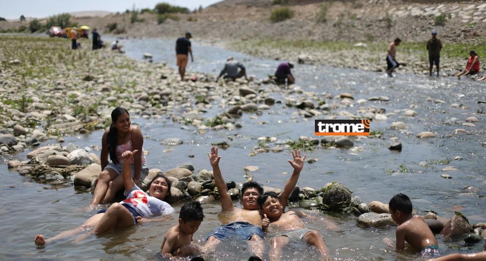 Varias familias optaron por refrescarse del calor en el rio Lurín.  (Foto Julio Reaño / Trome)