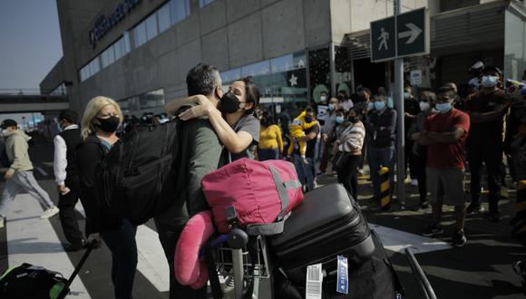 Decenas de personas se reencontraron con sus seres queridos  en el aeropuerto Jorge Chávez, en el Callao. Fotos: Joel Alonzo/GEC
