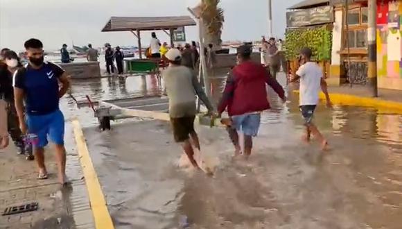Calles resultaron inundadas en los alrededores de playa El Chaco debido al oleaje anómalo. (Foto: Twitter @YamilAbusabal)