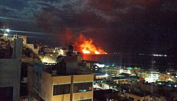 Reportan un gran incendio en la isla flotante Los Uros. (Facebook)