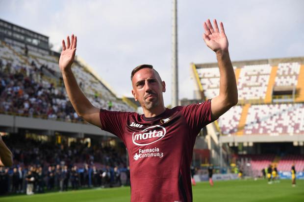 Franck Ribery se despide del público en el estadio de Salernitana. (Foto: EFE)