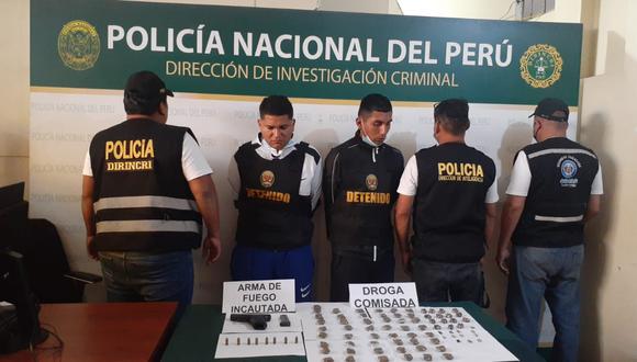 Andy Suárez (con polo blanco) fue detenido con su cómplice por agentes del Comando 'Tucuy Ricuy', Dirin y Depincri Comas. Tenían una pistola y drogas.