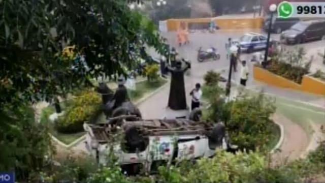 Barranco: Camioneta se despista en Puente de los Suspiros y casi destruye estatua de Chabuca Granda