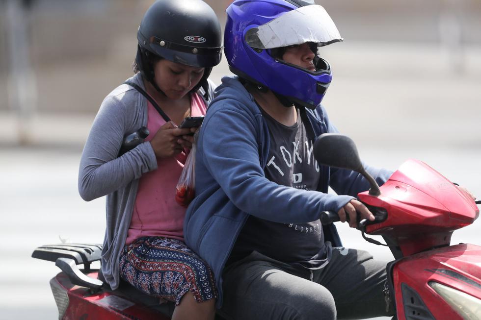 Conductores y pasajeros de motocicletas deberán usar cascos de seguridad y chalecos que lleven impreso el número de placa del vehículo. (Foto: Andina)