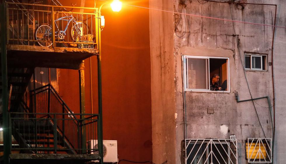 Un hombre observa desde la ventana de su hogar este jueves 2 de junio de 2020, luego del endurecimiento de la cuarentena obligatoria por el COVID-19, en el barrio Fuerte Apache en la provincia de Buenos Aires (Argentina). (EFE/Juan Ignacio Roncoroni).