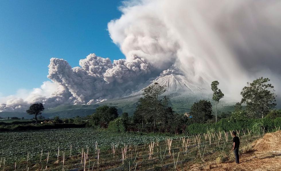Indonesia El Volc N Sinabung Arroja Una Espectacular Columna De Cenizas Fotos Nndc Mundo