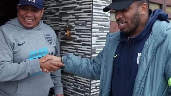 Jefferson Farfán sorprende a hichas  haciendo laboir de repartidor (Video: @clubALoficial)