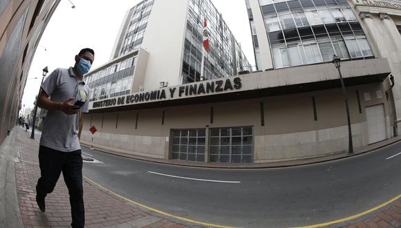 Policía y Fiscalía intervienen los ministerios de Economía y Vivienda como parte de un megaoperativo. (Foto. Francisco Neyra/GEC)