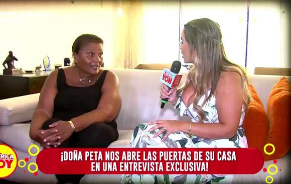 Doña Peta conversa con Ethel Pozo