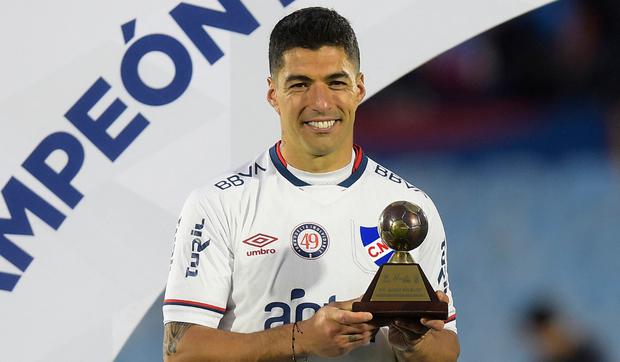 Luis Suárez en la premiación tras coronarse campeón del fútbol uruguayo 2022 (Foto: AFP)