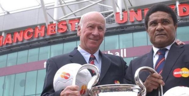 Sir Bobby Charlton y Eusebio ganaron la Copa de Europa y el Balón de Oro (Foto: LUCA BRUNO - AP)