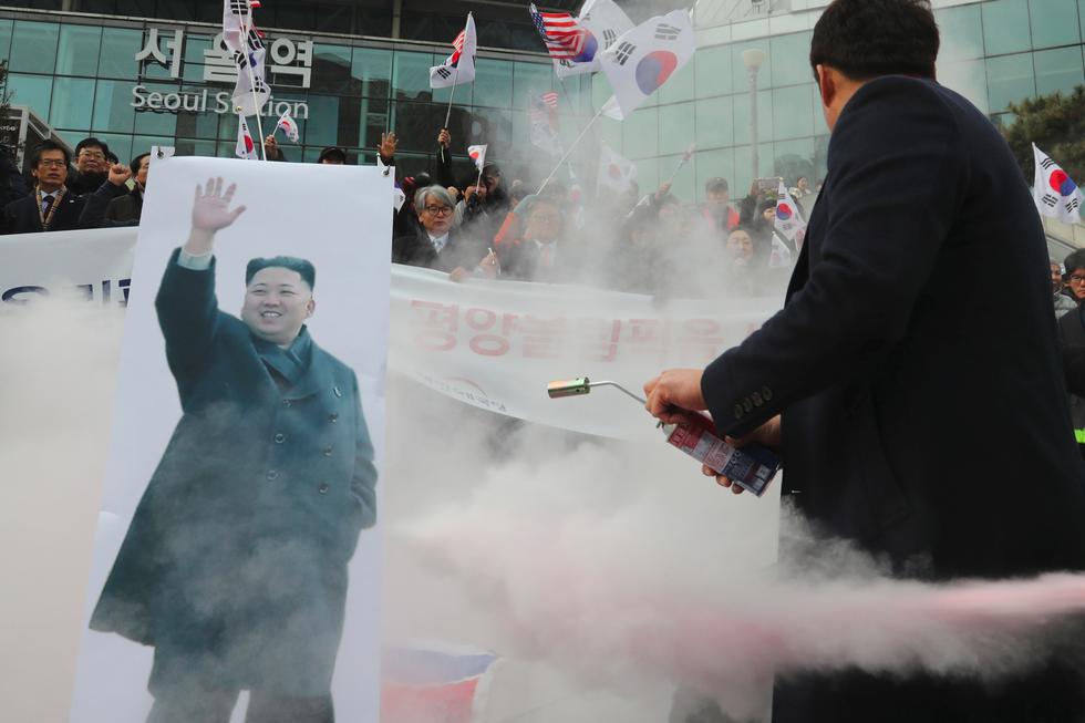 Manifestantes en Seúl quemaron una imagen del dirigente norcoreano Kim Jong-Un y la bandera de Corea del Norte.