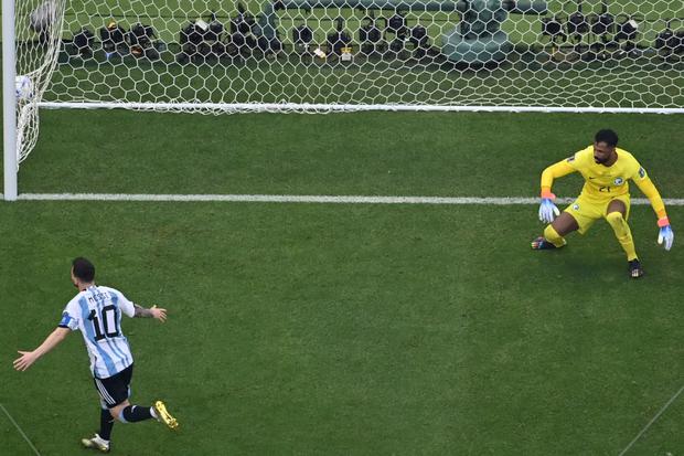 Lionel Messi marca el primer gol, de penal, con el que Argentina vence por 1-0 a Arabia Saudita. (Foto: AFP)