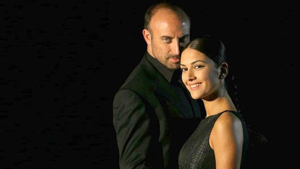 Halit Ergenç y Bergüzar Korel fingiendo ser la pareja de "Las mil y una noches", (Foto: TMC Film)