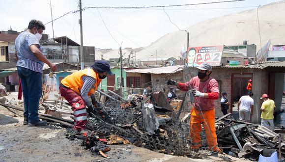 Camas, artefactos y muebles quemados. Incendio dejó en la calle a la familia Anchante. | Foto: Andrés Paredes / Trome