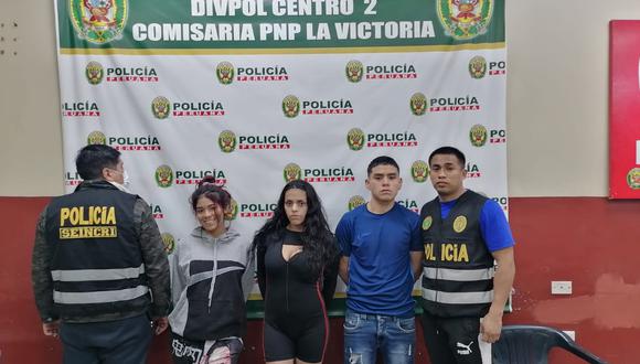 'Muñeca', al lado izquierdo de la foto, cumplió 18 años en junio de este año y ahora fue intervenida, junto a los otros dos muchachos, acusada del presunto delito contra el patrimonio. | Foto: Policía Nacional del Perú