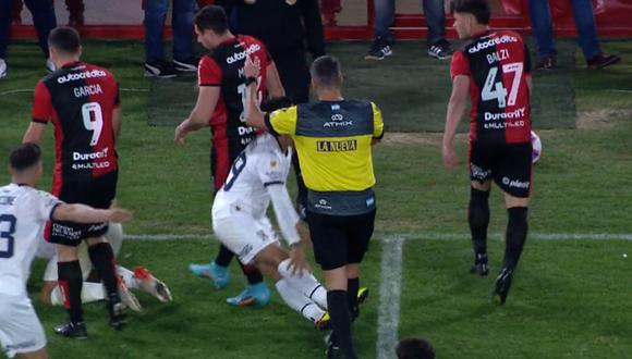 Fernando Rapallini casi lesiona a un futbolista de Independiente. (Foto: Captura)