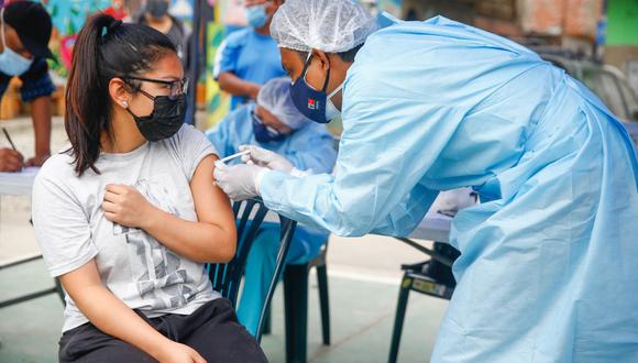 Ministerio de Salud responde a la Contraloría luego que informe revelara que más de de 4.4 millones de vacunas contra la COVID-19 de Moderna y AstraZeneca vencerán antes de fin de año. (Foto: Andina)
