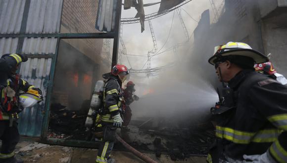 Bomberos atienden incendio en almacén de madera en Parque Industrial de Villa El Salvador. Fotos: Violeta Ayasta/@Photo.gec