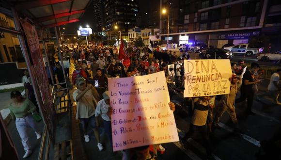 Ciudadanos marchan contra el gobierno de Dina Boluarte por la avenida Arequipa hacia Miraflores. Foto: César Bueno | Photo GEC
