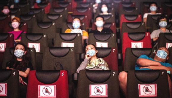 Las salas de cines cuentan con un nuevo protocolo sanitario tanto para el ingreso como para la venta de bebidas y alimentos a sus asistentes (Foto: Andina)