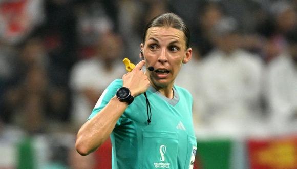 Stephanie Frappart fue la primera árbitra en dirigir un partido en la historia de la Copa del Mundo masculina (Foto: AFP)