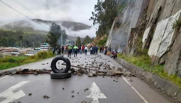 Los transportistas mantienen bloqueado el tránsito entre Cusco y Madre de Dios. (Portal ADN Noticias)