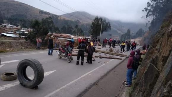 Bloqueo en el distrito de Ocongate, en la provincia de Quispicanchi. (Foto: Facebook Cusco en Portada)