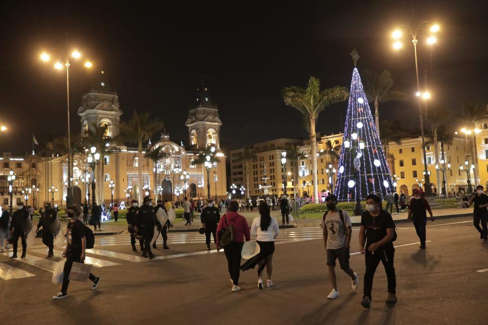 La Plaza Mayor de Lima luce con numerosa cantidad de personas a pocas horas de la Navidad. Muchos aprovecharon la luminosa decoración para tomar fotos y compartir en redes sociales. (Foto: Jesús Saucedo/@photo.gec)