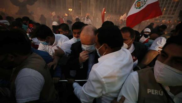 Rafael López Aliaga fue alcanzado por un gas lacrimógeno. (Foto: Julio Reaño / @photo.gec)