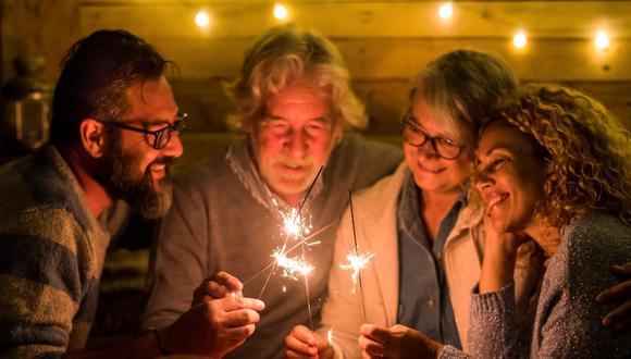 Para empezar bien el año, varias personas están junto a sus familias para hacer un ritual con el fin de que les vaya bien (Foto: Shutterstock)
