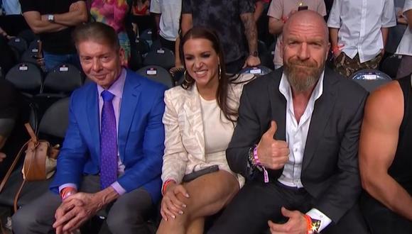 Vince y su hija Stephanie McMahon, y Triple H aparecieron en primera fila en el UFC 276. (Captura Star+)