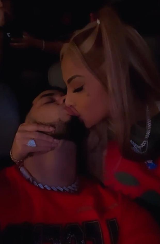 The kiss that confirmed the singers' romance (Photo: Anuel AA / Instagram)