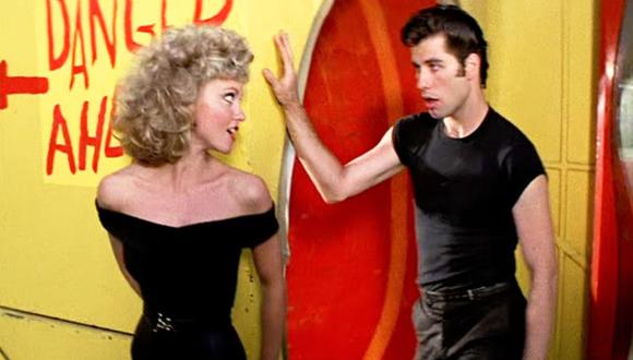 Olivia Newton-John como Sandy al final de "Grease" cuando sorprende a todos con su icónico look. A su lado está Danny (Foto: Paramount Pictures)