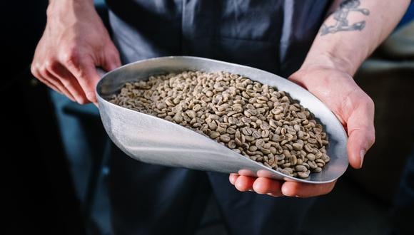 Entre las grandes propiedades de los granos de café verde está el de mantener un cabello hermoso y lograr bajar de peso.
Foto: Pexels.