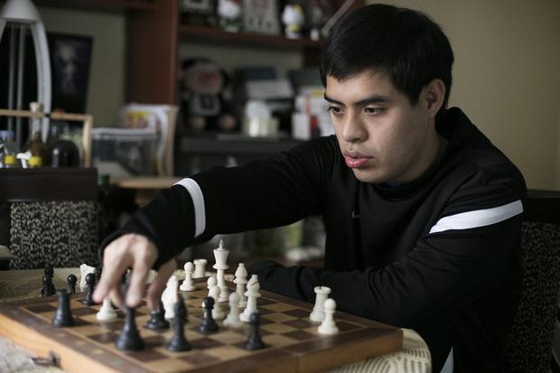 Edgard Gómez, también deportista en el ajedrez. (Foto: Julio Reaño)