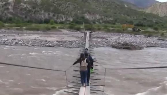 Estudiantes de Huancavelica cruzan caudaloso río para llegar a un un colegio de Ayacucho. (Captura: América Noticias)