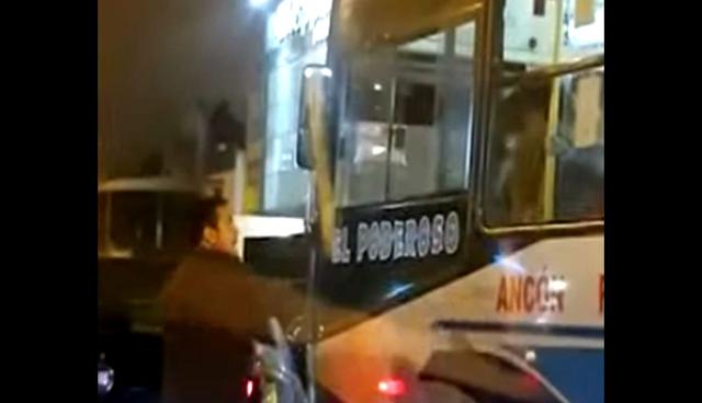 Enfurecido conductor revienta la luna de bus repleto de pasajeros porque le cerró el paso. Foto: Captura de Buenos Días Perú