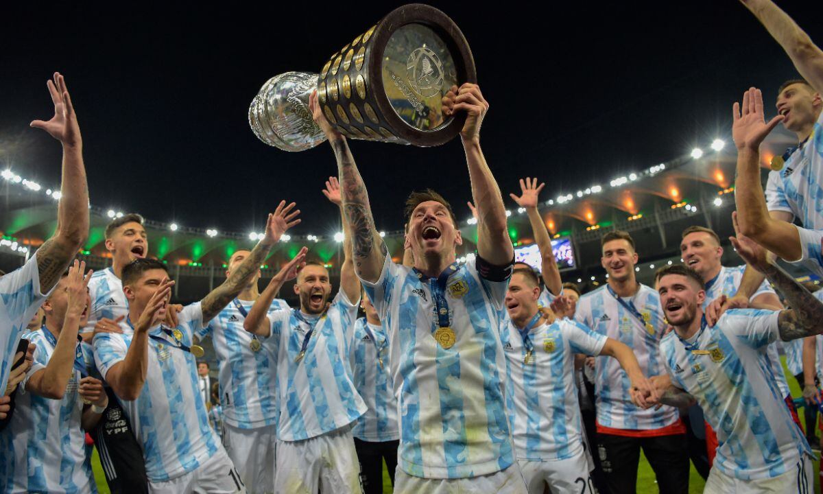 La selección argentina levanta el trofeo de la Copa América. (Foto: AFP)