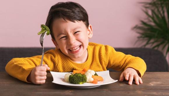 Da el ejemplo, pues los niños aprenden a través de la imitación. Si nos ven rechazando alimentos que queremos que ellos consuman, es muy probable que aprendan esta actitud y terminen rechazándolos también. Foto: iStock.
