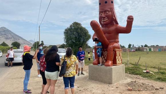 El huaco erótico de la cultura Mochica de gran tamaño está ubicado en la entrada a la campiña de Moche. (Foto: Municipalidad de Moche/Facebook)