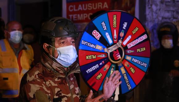 Alcalde Álex Gonzáles muestra la 'ruleta de la muerte' con la que las meretrices hacían ofertas. | Foto: Municipalidad de San Juan de Lurigancho