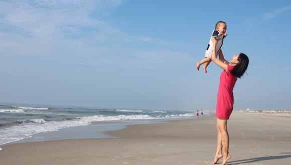 La playa es el lugar favorito de muchos niños, pero también puede causarles daños dermatológicos. (Foto: Pixabay)&nbsp;