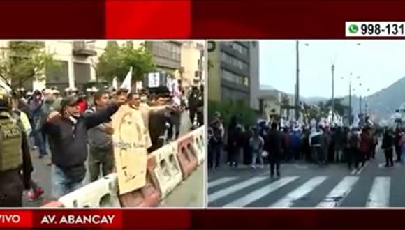 Manifestantes se aglomeran en la Av. Abancay este jueves. Foto: América Noticias