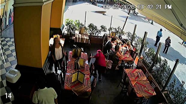Mujer termina de perpetrar el hurto de la cartera de una turista que almorzaba con amigos.