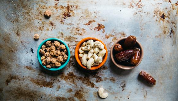 “Si consumimos snacks que nos aporten energía y sean bajos en calorías, podremos darle a nuestro cuerpo un hábito de alimentación saludable y también delicioso”, señaló la doctora Giovanna Valdespino. (Foto: Unsplash)