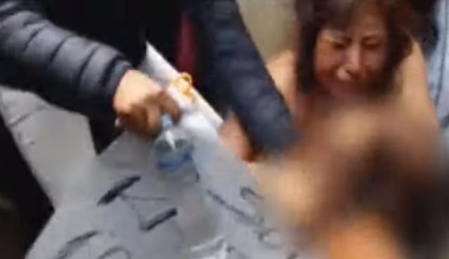 Indignados vecinos golpean y desnudan a mujer acusada de robar 1000 soles a comerciante. Foto: Captura de 24 Horas